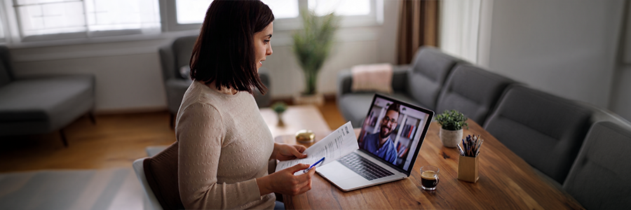 Uma pessoa utilizando dados importantes de um lead vindos do HubSpot em uma reunião 
