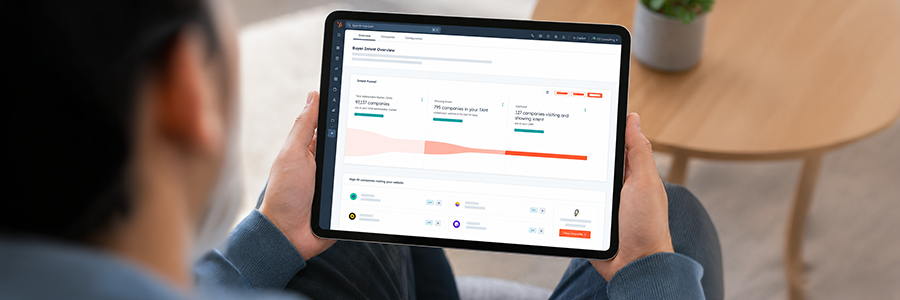 Imagem de um vendedor analisando indicadores no HubSpot