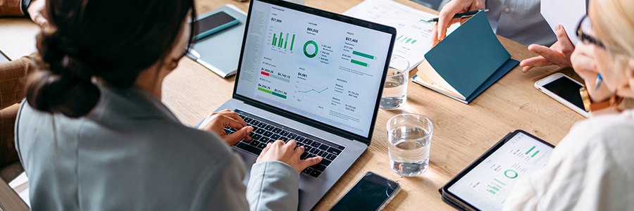 Imagem corporativa de pessoas em uma ruenião analisando um CRM