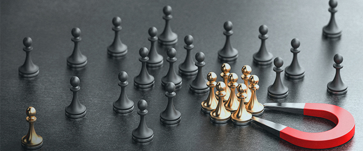 Inbound Marketing para SaaS — ilustração de um imã atraindo várias peças de xadrez 