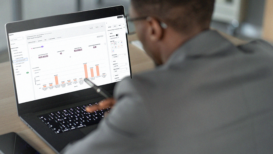 Imagem de um especialista HubSpot explicando o dashboard em uma reunião 